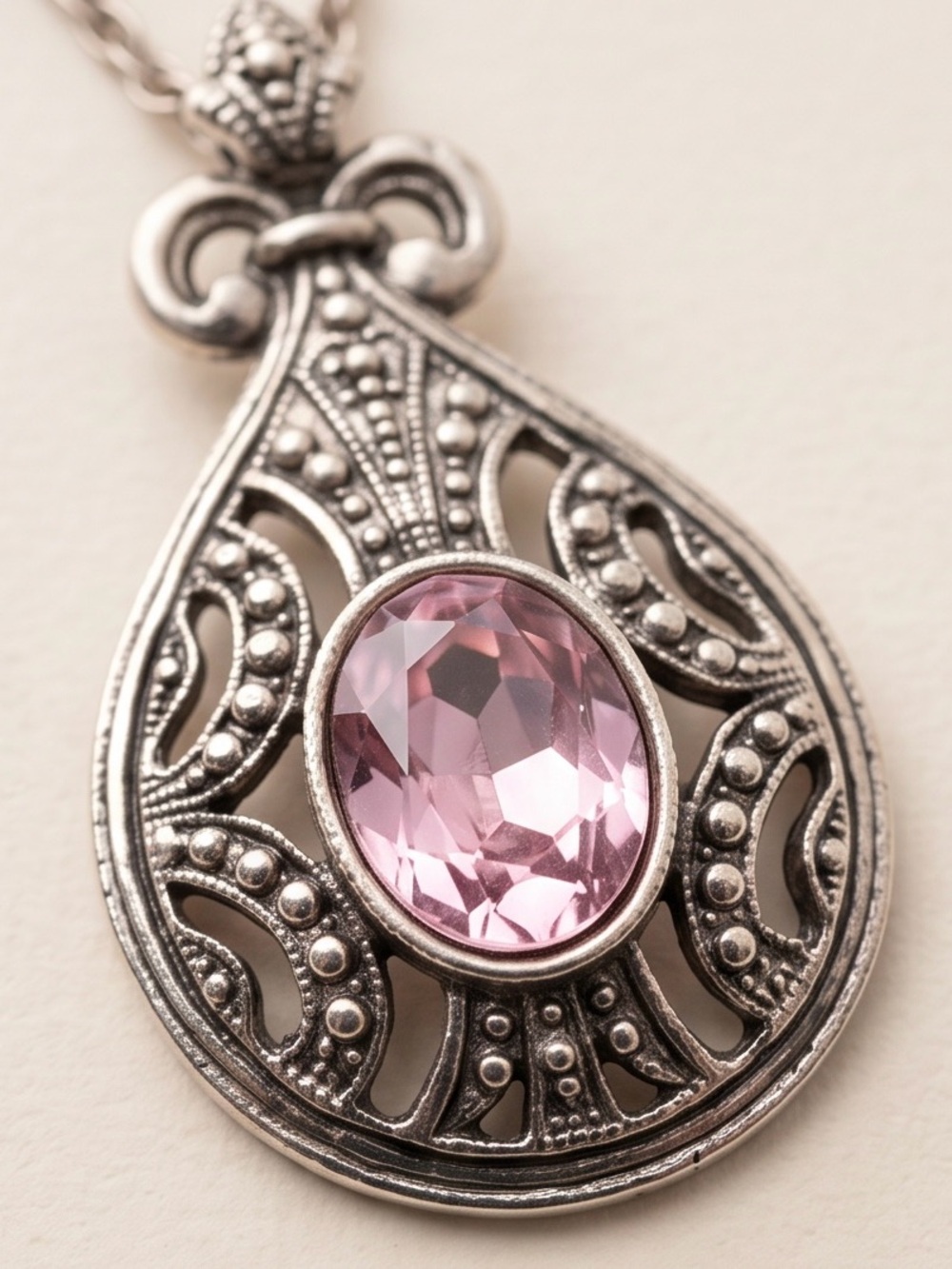 Vintage 1990 Avon “Victorian Touch"
Pendant Necklace
